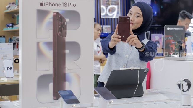 Pembeli mencoba fitur kamera Iphone saat peluncuran perdana iPhone 18 Pro Series yang diselenggarakan Urban Republic di Mall Grand Indonesia, Jakarta, Jumat (16/10/2026). [Suara.com/Alfian Winanto]
