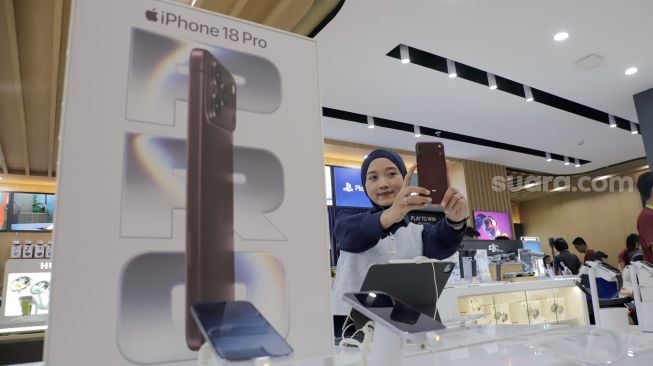Pembeli mencoba fitur kamera Iphone saat peluncuran perdana iPhone 18 Pro Series yang diselenggarakan Urban Republic di Mall Grand Indonesia, Jakarta, Jumat (16/10/2026). [Suara.com/Alfian Winanto]
