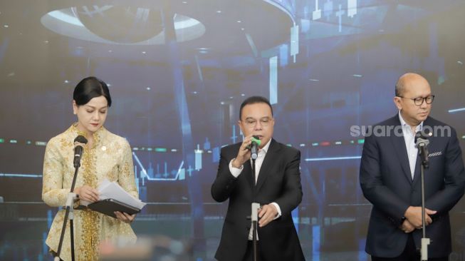 (dari kiri) Ketua OJK Friderica Widyasari Dewi, Wakil Ketua DPR RI Sufmi Dasco Ahmad dan Menteri Investasi dan Hilirisasi sekaligus Danantara Rosan Roeslani saat konferensi pers usai memantau IHSG di Bursa Efek Indonesia, Jakarta, Jumat (16/10/2026). [Suara.com/Alfian Winanto]
