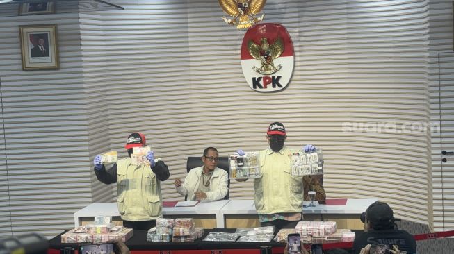 Pelaksana Tugas (Plt) Direktur Penyidikan KPK, Ahmad Taufik Husein, mengungkapkan para oknum di Badan Nasional Penanggulangan Bencana (BNPB) diduga menerima suap atas pengadaan yang menggunakan dana siap pakai (DSP). (Suara.com/Lilis)