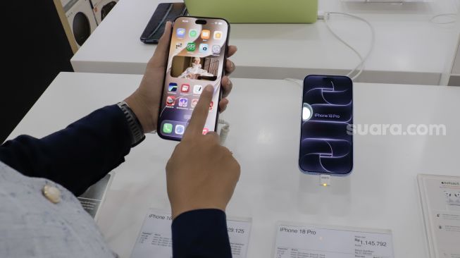 Pembeli mencoba fitur Iphone saat peluncuran perdana iPhone 18 Pro Series yang diselenggarakan Urban Republic di Mall Grand Indonesia, Jakarta, Jumat (16/10/2026). [Suara.com/Alfian Winanto]
