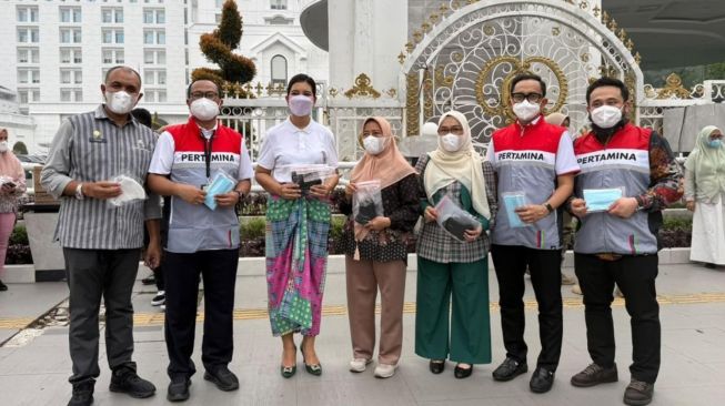 Pertamina Patra Niaga Sumbagut Bagikan Masker, Dukung Kesehatan Masyarakat di Tengah Kabut Asap