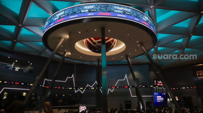 Penampakan layar pergerakan Indeks Harga Saham Gabungan (IHSG) di Bursa Efek Indonesia, Jakarta, Jumat (16/10/2026). [Suara.com/Alfian Winanto]

