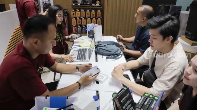 Pembeli menukar pre order Iphone saat peluncuran perdana iPhone 18 Pro Series yang diselenggarakan Urban Republic di Mall Grand Indonesia, Jakarta, Jumat (16/10/2026). [Suara.com/Alfian Winanto]

