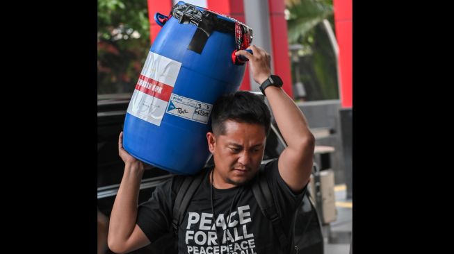 Petugas mengangkut ember yang diduga digunakan Bupati Klaten Hamenang Wajar Ismoyo untuk menyimpan hasil korupsi setibanya di Gedung Merah Putih KPK, Jakarta, Jumat (16/10/2026). [ANTARA FOTO/Fakhri Hermansyah/sgd]