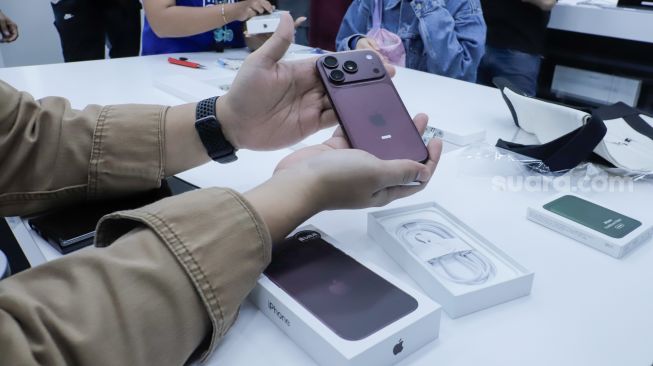 Pembeli menunjukan Iphone 18 Pro Max saat peluncuran perdana iPhone 18 Pro Series yang diselenggarakan Hello Store di Mall Grand Indonesia, Jakarta, Jumat (16/10/2026). [Suara.com/Alfian Winanto]