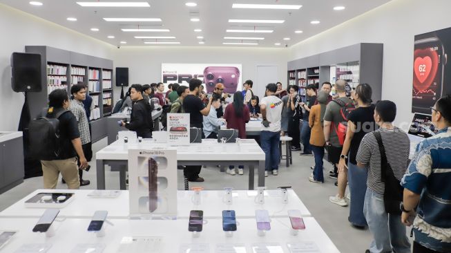 Pembeli mengantre saat peluncuran perdana iPhone 18 Pro Series yang diselenggarakan Hello Store di Mall Grand Indonesia, Jakarta, Jumat (16/10/2026). [Suara.com/Alfian Winanto]
