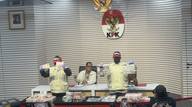 KPK Pamer Barang Bukti OTT BNPB Rp5,47 Miliar, Ada Emas hingga Aset Kripto