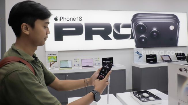 Pembeli mencoba iPhone 18 Pro Series yang dijual secara perdana di Hello Store di Mall Grand Indonesia, Jakarta, Jumat (16/10/2026). [Suara.com/Alfian Winanto]