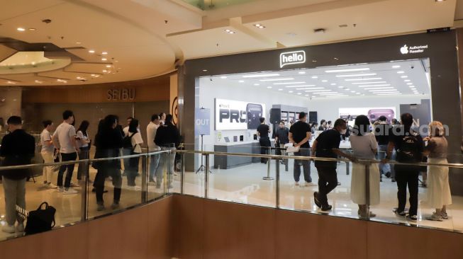 Pembeli mengantre saat peluncuran perdana iPhone 18 Pro Series yang diselenggarakan Hello Store di Mall Grand Indonesia, Jakarta, Jumat (16/10/2026). [Suara.com/Alfian Winanto]