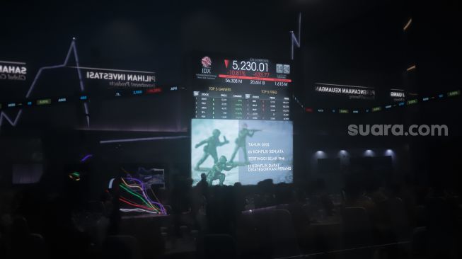 Penampakan layar pergerakan Indeks Harga Saham Gabungan (IHSG) di Bursa Efek Indonesia, Jakarta, Jumat (16/10/2026). [Suara.com/Alfian Winanto]
