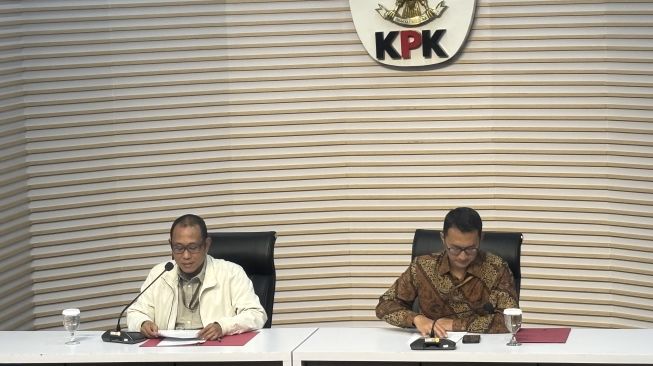 Pelaksana Tugas (Plt) Direktur Penyidikan KPK Ahmad Taufik Husein dan Juru Bicara KPK Budi Prasetyo di Gedung Merah Putih KPK, Jakarta Selatan, Jumat (16/10/2026). [Suara.com/Dea]