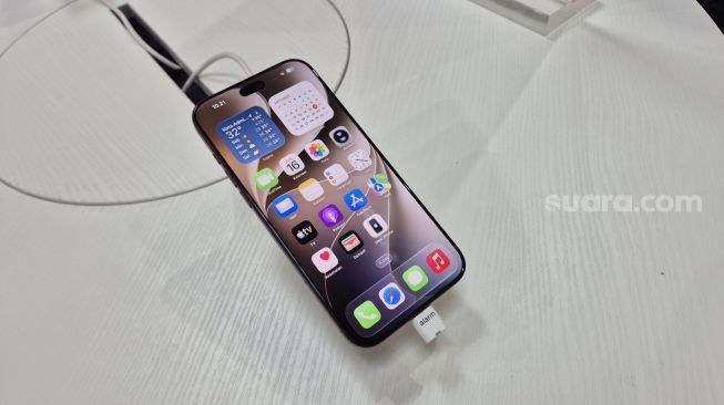 Penjualan perdana iPhone 18 Pro Max di Digimap, Jakarta, Jumat (16/10/2026). [Suara.com/Dythia]