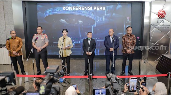 (dari kiri) Kepala Eksekutif PMDK Hasan Fawzi, Kapolri Suyudi Ario Seto, Ketua OJK Friderica Widyasari Dewi, Wakil Ketua DPR RI Sufmi Dasco Ahmad, Menteri Investasi dan Hilirisasi sekaligus Danantara Rosan Roeslani dan Kepala BP BUMN Dony Oskaria saat konferensi pers usai memantau IHSG di Bursa Efek Indonesia, Jakarta, Jumat (16/10/2026). [Suara.com/Alfian Winanto]
