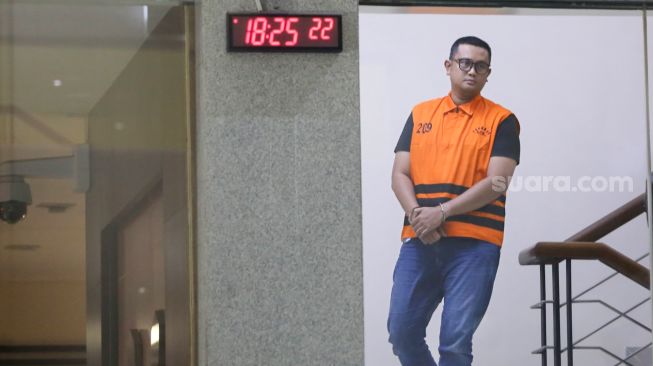 Bupati Klaten Hamenang Wajar Ismoyo berjalan menggunakan rompi tahanan usai menjalani pemeriksaan di Gedung Merah Putih KPK, Jakarta, Jumat (16/10/2026). [Suara.com/Alfian Winanto]
