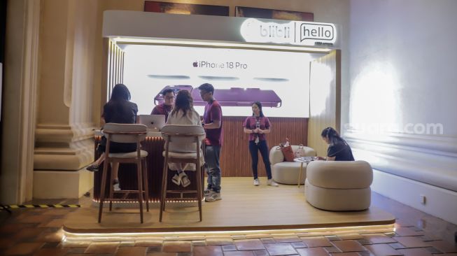 Pembeli mengantre saat peluncuran perdana iPhone 18 Pro Series yang diselenggarakan Hello Store di Sampoerna Strategic Square, Jakarta, Jumat (16/10/2026). [Suara.com/Alfian Winanto]