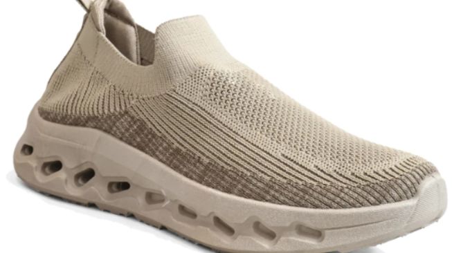 Dr. Kevin Sneakers Flyknit Slip On. [Shopee]