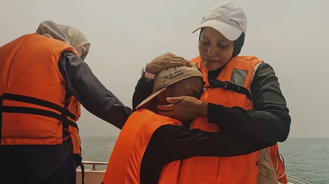 Istri dan anak Firdaus Wajidi menabur bunga. (Suara.com/ ist)