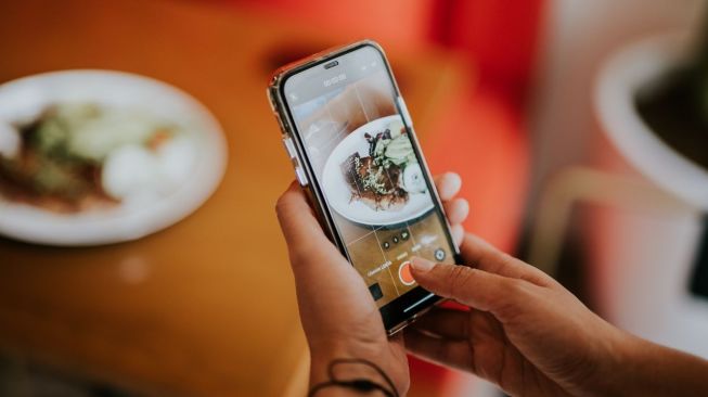 Fenomena Camera Eats First: Kenali Etika Memotret Makanan di Restoran Agar Tak Mengganggu