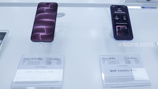 Display menunjukan Iphone 18 Pro dan Iphone 18 Pro Max saat Peluncuran perdana iPhone 18 Pro Series yang diselenggarakan Hello Store di Mall Grand Indonesia, Jakarta, Jumat (16/10/2026). [Suara.com/Alfian Winanto]