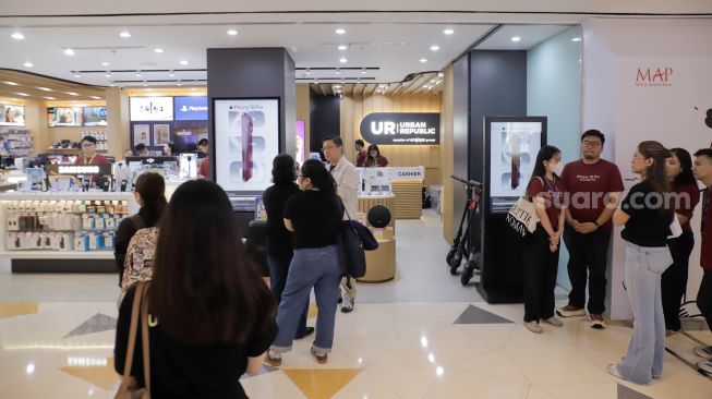 Pembeli mengantre saat peluncuran perdana iPhone 18 Pro Series yang diselenggarakan Urban Republic di Mall Grand Indonesia, Jakarta, Jumat (16/10/2026). [Suara.com/Alfian Winanto]
