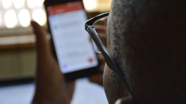 Risiko Memasang File APK Aplikasi Keuangan dari Luar Toko Resmi