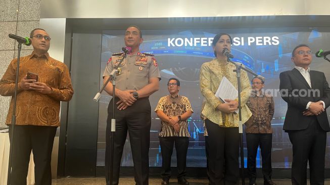 (kiri-kanan) Kepala Eksekutif Pengawas Pasar Modal, Keuangan Derivatif, dan Bursa Karbon Otoritas Jasa Keuangan (OJK) Hasan Fawzi, Kapolri Jenderal Suyudi Ario Seto, Ketua Dewan Komisioner Otoritas Jasa Keuangan (OJK) Friderica Widyasari Dewi, dan Wakil Ketua DPR RI Sufmi Dasco Ahmad dalam konferensi pers di Bursa Efek Indonesia (BEI), Jumat (16/10/2026). [Suara.com/Rina]