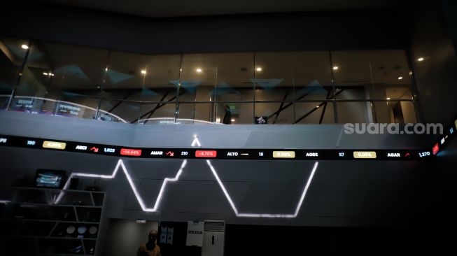 Penampakan layar pergerakan Indeks Harga Saham Gabungan (IHSG) di Bursa Efek Indonesia, Jakarta, Jumat (16/10/2026). [Suara.com/Alfian Winanto]
