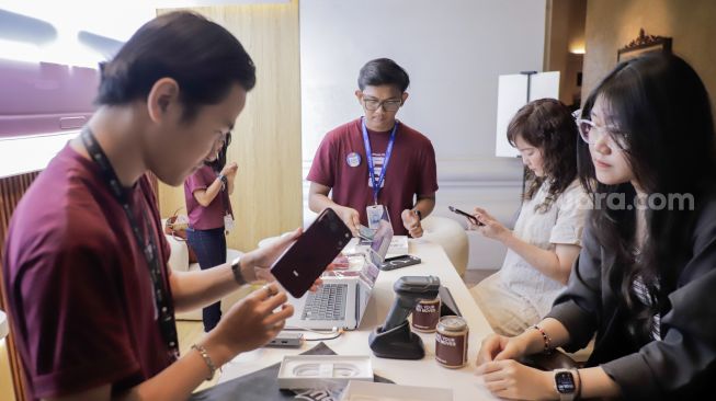 Petugas menunjuka fitur Iphone saat peluncuran perdana iPhone 18 Pro Series yang diselenggarakan Hello Store di Sampoerna Strategic Square, Jakarta, Jumat (16/10/2026). [Suara.com/Alfian Winanto] 