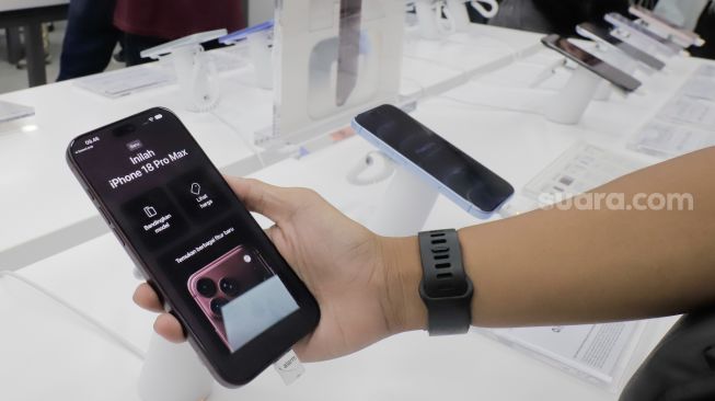 Pembeli menunjukan tampilan layar Iphone 18 Pro Max saat peluncuran perdana iPhone 18 Pro Series yang diselenggarakan Hello Store di Mall Grand Indonesia, Jakarta, Jumat (16/10/2026). [Suara.com/Alfian Winanto]