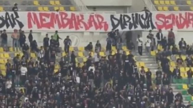 Persita Tekuk Persija 3-2, Bentrok Suporter dan Spanduk Kritik Karhutla Jadi Sorotan