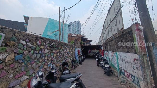 Warga Kampung Pelangi, Jakarta Selatan, mengaku belum menerima informasi resmi mengenai rencana penataan kawasan oleh Pemerintah Provinsi (Pemprov) DKI Jakarta, baik dari pemerintah maupun pengurus lingkungan Rukun Tetangga (RT). [Suara.com/Agustin Dwi Anggraini ]