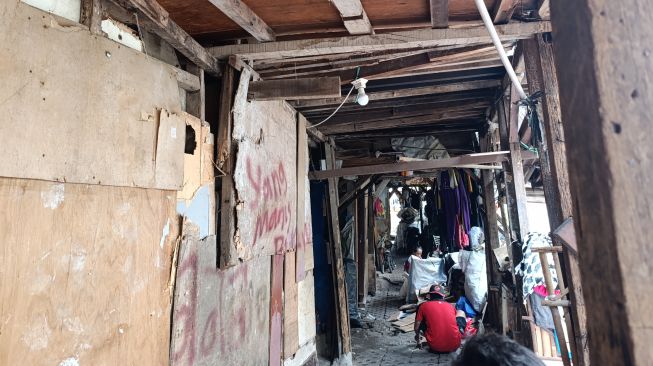 Warga Kampung Pelangi, Jakarta Selatan, mengeluhkan kondisi lingkungan tempat tinggal mereka yang masih kumuh dan kerap dilanda banjir saat hujan deras. [Suara.com/Agustin Dwi Anggraini]