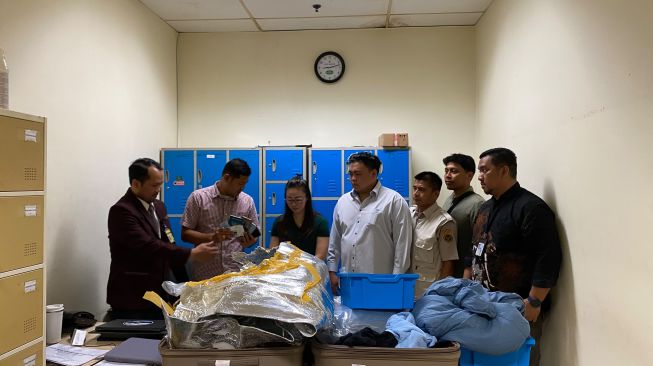 Petugas menggagalkan upaya penyelundupan 79.644 ekor Benih Bening Lobster (BBL) ilegal yang hendak diterbangkan menuju Batam dari Bandara YIA, pada Jumat (16/10/2026). (Dok: Balai Karantina Yogyakarta).