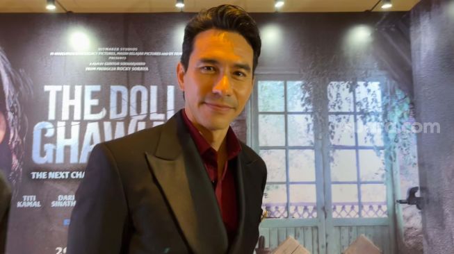 Darius Sinathrya menjadi salah satu aktor utama dalam film The Doll Ghawiyah yang disutradarai Guntur Soeharjanto. [Alya Khairunisa/Suara.com]