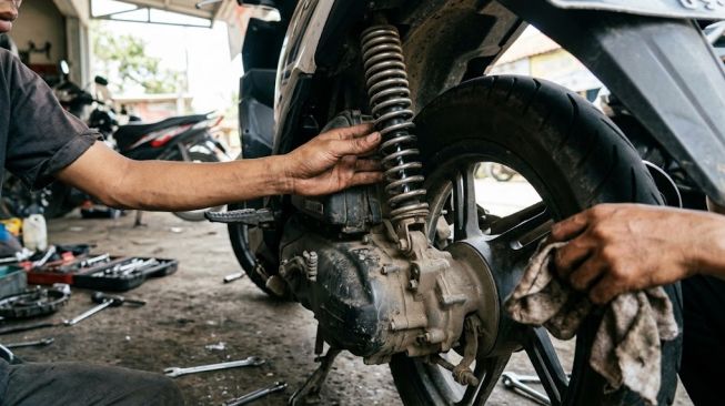 Sering Bawa Beban Berat? Ini 5 Kebiasaan yang Bikin Shockbreaker Motor Cepat Rusak