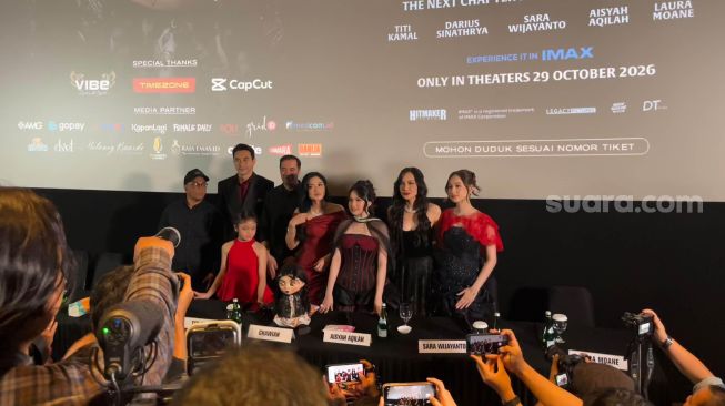 Para pemain film The Doll Ghawiyah di acara gala premier yang berlangsung Mal Plaza Indonesia, Jakarta, Jumat (16/10/2026). [Alya Khairunisa/Suara.com]