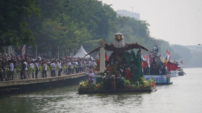 Jadi Pengingat Darurat Sampah Jakarta, Puluhan Ribu Botol Plastik Berlayar di Danau Sunter