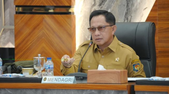 Mendagri Muhammad Tito Karnavian dalam Rapat Tingkat Menteri Membahas Situasi Terkini Bidang Politik dan Keamanan (Polkam) di Kantor Kementerian Koordinator (Kemenko) Bidang Polkam, Jakarta, Senin (19/10/2026). (Dok. Kemendagri)
