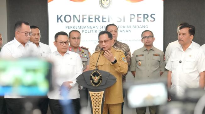 Mendagri Muhammad Tito Karnavian dalam konferensi pers Perkembangan Situasi Terkini Bidang Politik dan Keamanan. (Dok. Kemendagri)