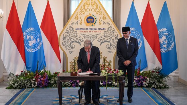 Menteri Luar Negeri Arrmanatha Nasir (kanan) menyaksikan Sekretaris Jenderal (Sekjen) Perserikatan Bangsa-Bangsa (PBB) Antonio Guterres (kiri) menandatangani buku tamu saat kunjungannya di Kantor Kementerian Luar Negeri, Jakarta, Senin (19/10/2026).  [ANTARA FOTO/Fauzan/YU]