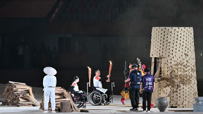 Sejumlah atlet para Jepang membawa obor dalam upacara pembukaan Asian Para Games 2026 di Stadion Paloma Mizuho, Nagoya, Aichi, Jepang, Minggu (18/10/2026). [ANTARA FOTO/M Risyal Hidayat/kye]