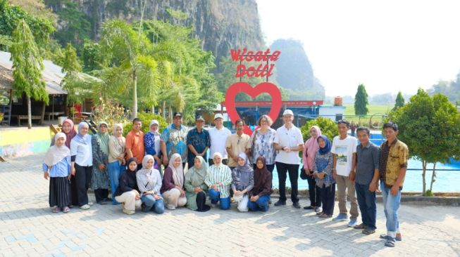Duta Besar Inggris untuk Indonesia, H.E. Dominic Jermey CVO OBE, mengunjungi Tukamasea, Kecamatan Bantimurung, Kabupaten Maros, Sulawesi Selatan, Minggu (18/10). (Dok. Istimewa)