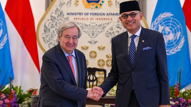 Menteri Luar Negeri Arrmanatha Nasir (kanan) dan Sekretaris Jenderal (Sekjen) Perserikatan Bangsa-Bangsa (PBB) Antonio Guterres (kiri) berjabat tangan setibanya di Kantor Kementerian Luar Negeri, Jakarta, Senin (19/10/2026). [ANTARA FOTO/Fauzan/YU]