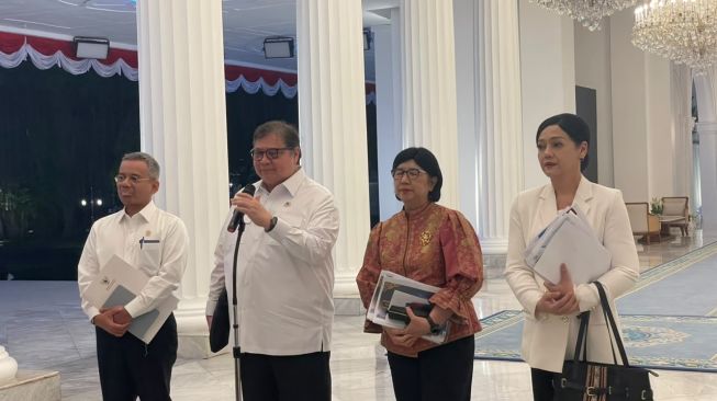 [Kiri-Kanan] Menkeu Suahasil Nazara, Menko Perekonomian Airlangga Hartarto, Gubernur BI Destry Damayanti, dan Ketua DK OJK Friderica Widyasari Dewi saat konferensi pers di Istana Kepresidenan, Jakarta, Senin (19/10/2026) malam. [Suara.com/Novian] 
