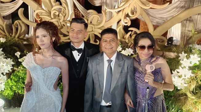 Melaney Ricardo menjadi MC di acarga pernikahan Niko Kilikili, Jourdan dengan Aviel. [Instagram]