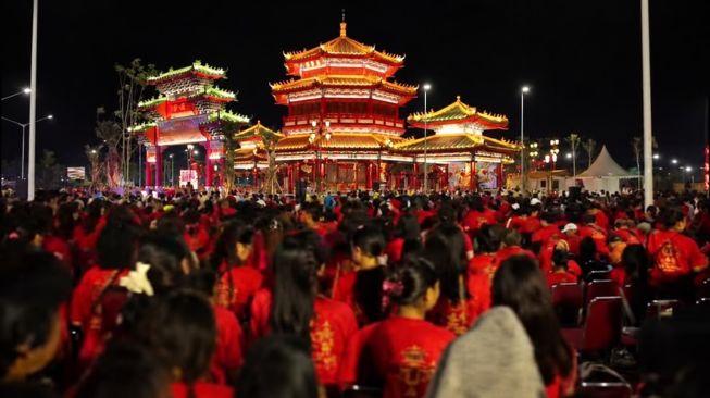 Perayaan hari kebesaran dua dewa-dewi di Kelenteng Tian Fu Gong, kawasan Riverwalk Island, Pantai Indah Kapuk (PIK), Jakarta, Sabtu (17/10/2026), menghadirkan kegiatan keagamaan yang dipadukan dengan edukasi budaya dan kebersamaan masyarakat. [Suara.com/dok]
