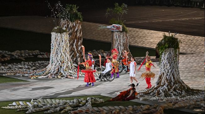 Atlet tuan rumah Jepang membawa obor dalam upacara pembukaan Asian Para Games 2026 di Stadion Paloma Mizuho, Nagoya, Aichi, Jepang, Minggu (18/10/2026). [ANTARA FOTO/Mohammad Ayudha/kye]