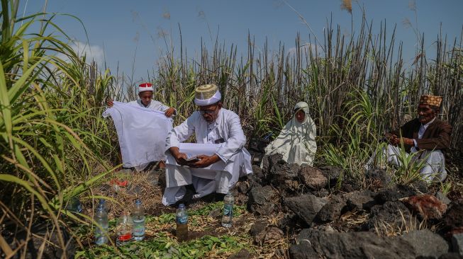 Sejumlah perangkat Bobato Akhirat Kesultanan Ternate (kanan) berziarah ke zere (makam keramat) di puncak Gunung Gamalama dalam ritual adat Fere Kie di Ternate, Maluku Utara, Minggu (18/10/2026). [ANTARA FOTO/Andri Saputra/kye]