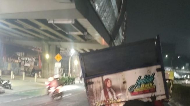 Kecelakaan Truk di Cawang Bikin Macet Parah, 15 Rute Transjakarta Kena Dampak